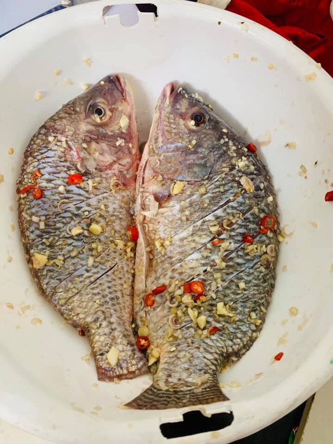 Cá được sơ chế, tẩm ướp trông khá ngon mắt