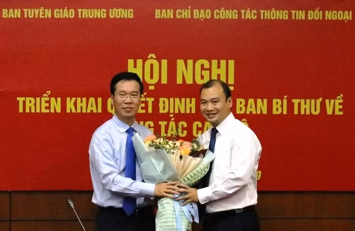 Trưởng Ban Tuyên giáo Trung ương Võ Văn Thưởng chúc mừng ông Lê Hải Bình.