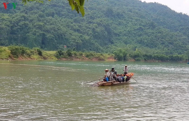 Không có cầu, đò ngang là phương tiện duy nhất phục vụ nhu cầu qua sông của người dân.