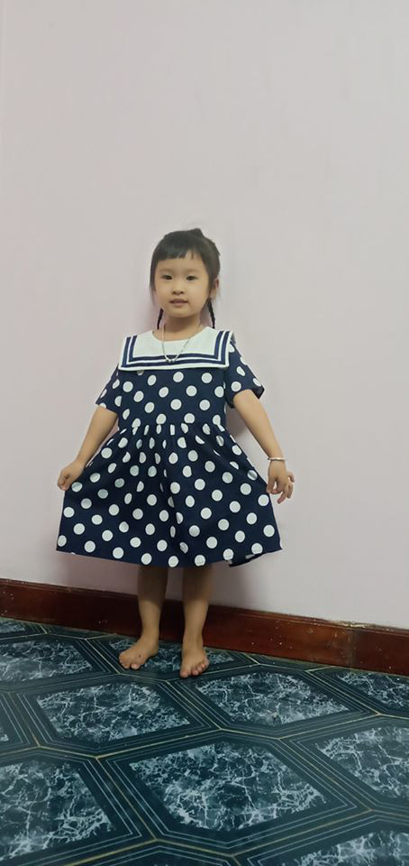 Là con gái nên bé Bống rất điệu đà và thích váy vóc.