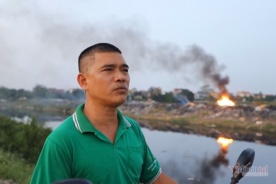 Lửa cuồn cuộn trên đống vải vụn, cả xã ở Hà Nội tự đầu độc mình