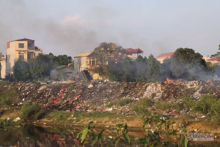 Lửa cuồn cuộn trên đống vải vụn, cả xã ở Hà Nội tự đầu độc mình