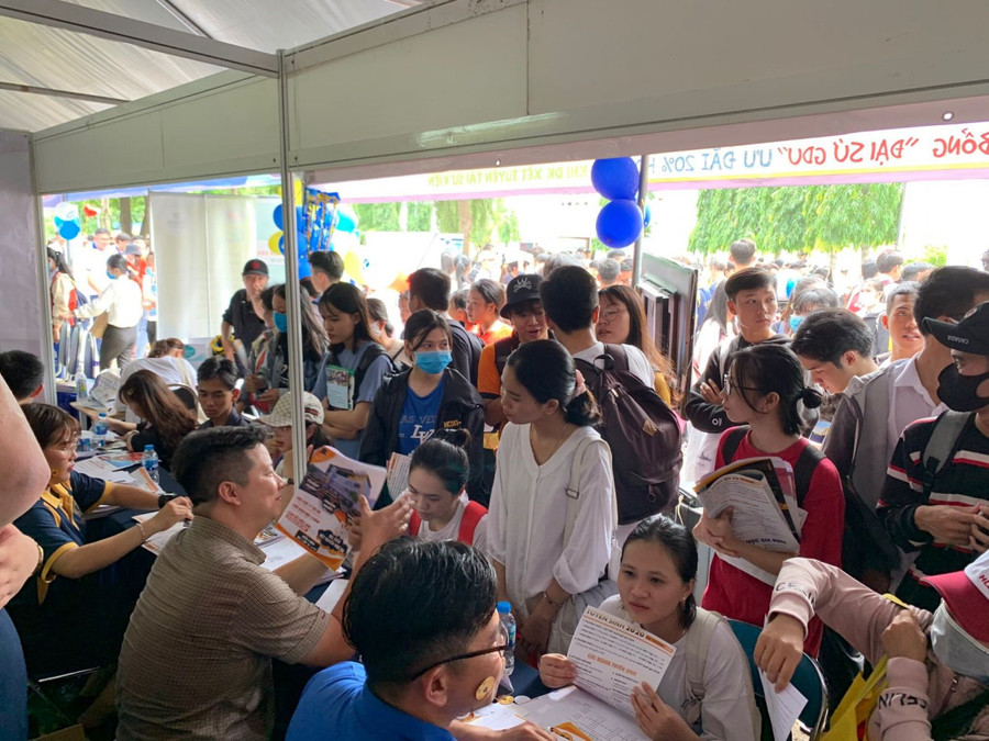 Sĩ tử 2k2 tìm hiểu về ĐH Gia Định tại ngày hội tuyển sinh Cần Thơ