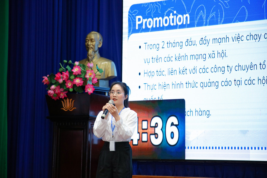 Đại diện nhóm Chilling đang trình bày dự án. Đại diện nhóm Chilling đang trình bày dự án.