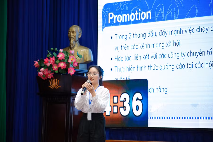 Đại diện nhóm Chilling đang trình bày dự án.