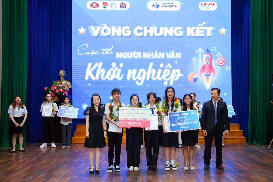 Nhóm Chilling với dự án Stu-Travel nhận giải Nhất cuộc thi.