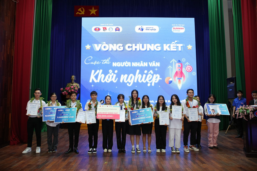 Các nhóm đạt giải cao chụp ảnh lưu niệm. Các nhóm đạt giải cao chụp ảnh lưu niệm.