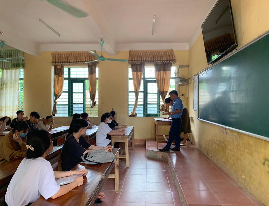 Thí sinh làm thủ tục dự thi tại Trường THPT Triệu Sơn 3 (Triệu Sơn, Thanh Hóa). Thí sinh làm thủ tục dự thi tại Trường THPT Triệu Sơn 3 (Triệu Sơn, Thanh Hóa).