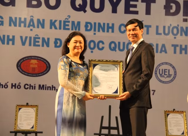 TS Nguyễn Hoàng Tú Anh - Hiệu trưởng Trường ĐH CNTT - đón nhận giấy chứng nhận từ GS Nguyễn Quý Thanh