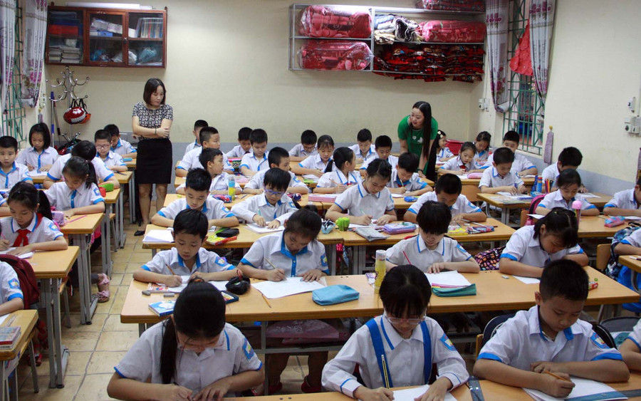 Các em học sinh chăm chú làm bài thi