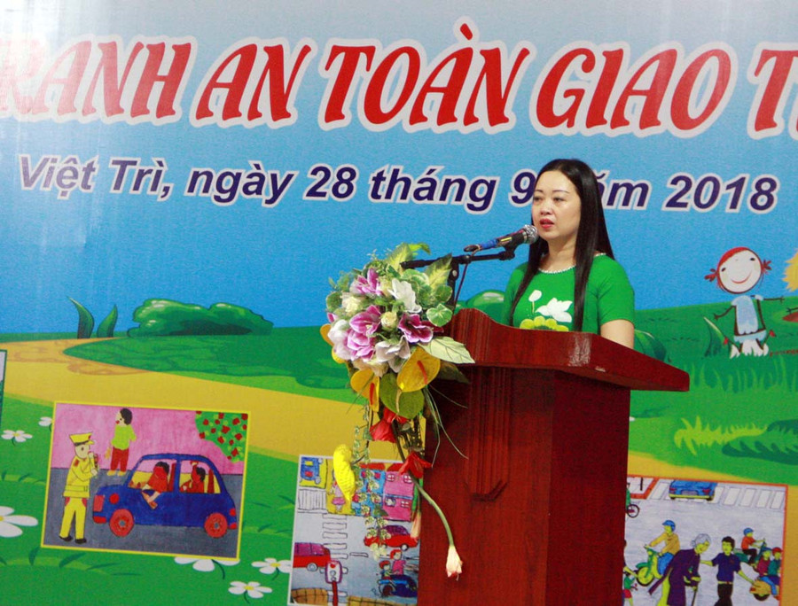 Cô giáo Nguyễn Thị Minh Thịnh phát biểu khai mạc cuộc thi