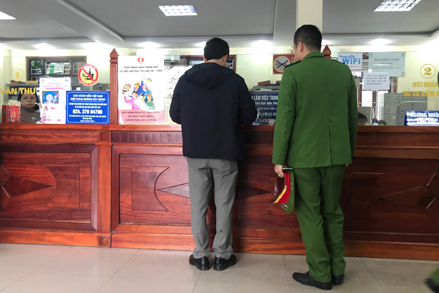 Cơ quan công an làm việc, khám xét trung tâm đăng kiểm 3701S. Ảnh: NT. Cơ quan công an làm việc, khám xét trung tâm đăng kiểm 3701S. Ảnh: NT.