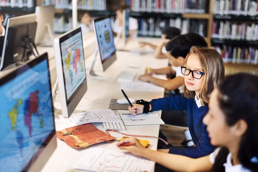 Trường học kỹ thuật số giúp nâng cao việc học tập của HS.