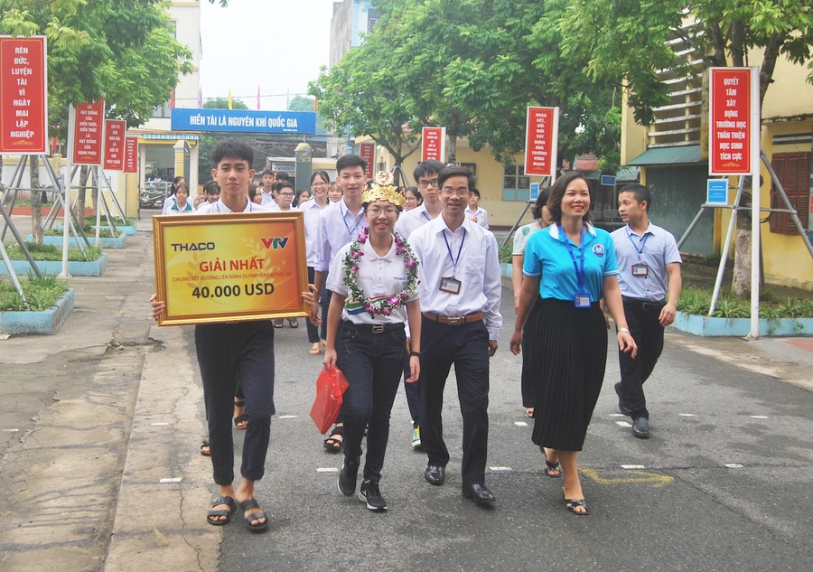 Thu Hằng về trường trong niềm vui lớn của thầy cô và các bạn. Ảnh: TG.