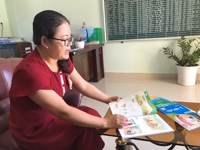 Cô Võ Thị Thúy, Hiệu trưởng Trường Tiểu học A Ngo nghiên cứu về bộ sách “Kết nối tri thức với cuộc sống”.