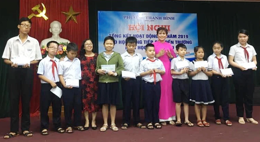 Hội Liên hiệp Phụ nữ phường Thanh Bình trao học bổng Ước mơ xanh năm 2019. 