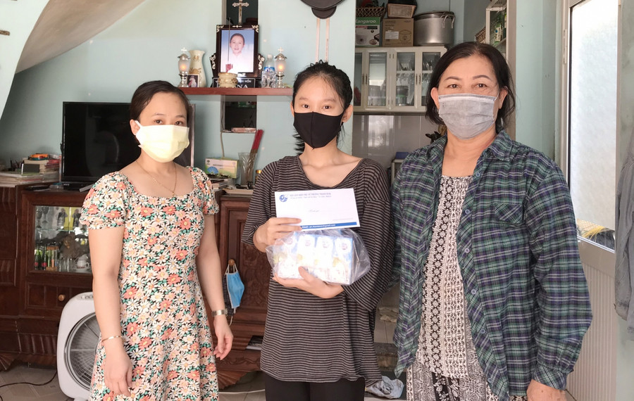 Sinh viên Lưu Kim Yến ở phường Thanh Bình, quận Hải Châu nhận học bổng Ước mơ xanh năm học 2020 - 2021. Sinh viên Lưu Kim Yến ở phường Thanh Bình, quận Hải Châu nhận học bổng Ước mơ xanh năm học 2020 - 2021.