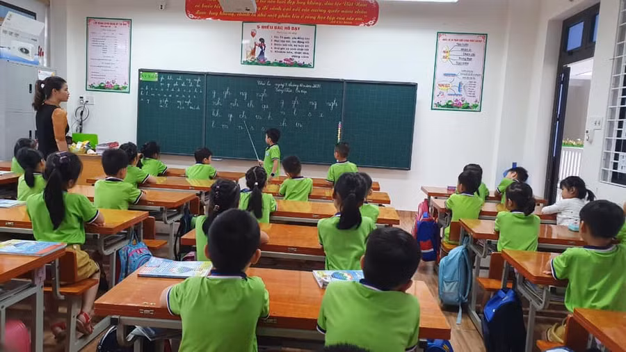 GV và HS lớp 1 Trường Tiểu học Nguyễn Du (TP Lào Cai – Lào Cai) tự tin trong triển khai CT và SGK lớp 1 mới. Ảnh: NTCC