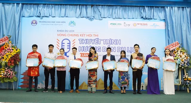 Những thí sinh xuất sắc giành giải cao nhất tại Hội thi Thuyết trình Hướng dẫn Du lịch lần thứ XV – 2018 nhận giải