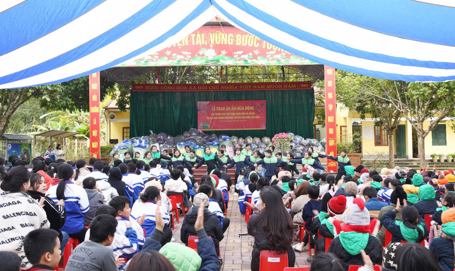 Những chiếc áo ấm, chăn bông đã được mang lên để dành tặng cho học trò vùng cao.