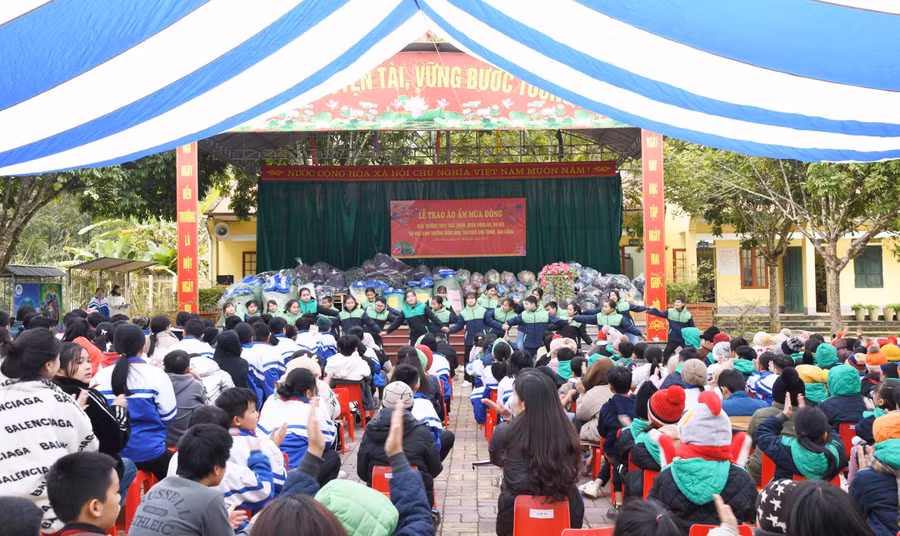 Những chiếc áo ấm, chăn bông đã được mang lên để dành tặng cho học trò vùng cao.