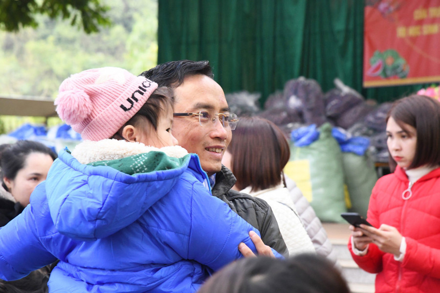 Trẻ mầm non tại xã Chu Trinh được nhận áo phao mới mà đoàn thiện nguyện dành tặng.