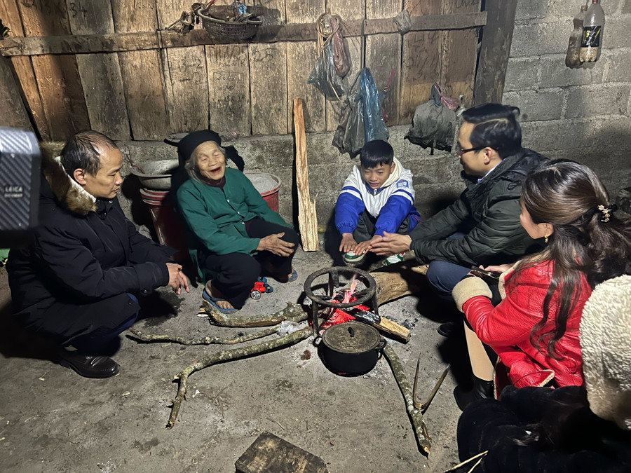 Thầy cô thăm hỏi gia đình học sinh hoàn cảnh khó khăn trên địa bàn xã Chu Trinh.