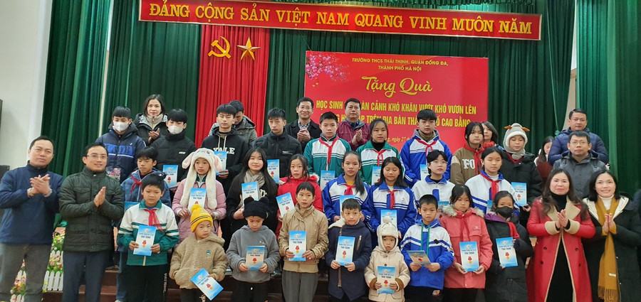 Trường THCS Thái Thịnh cũng dành tặng những suất quà bằng tiền mặt cho các em học sinh nghèo vượt khó.