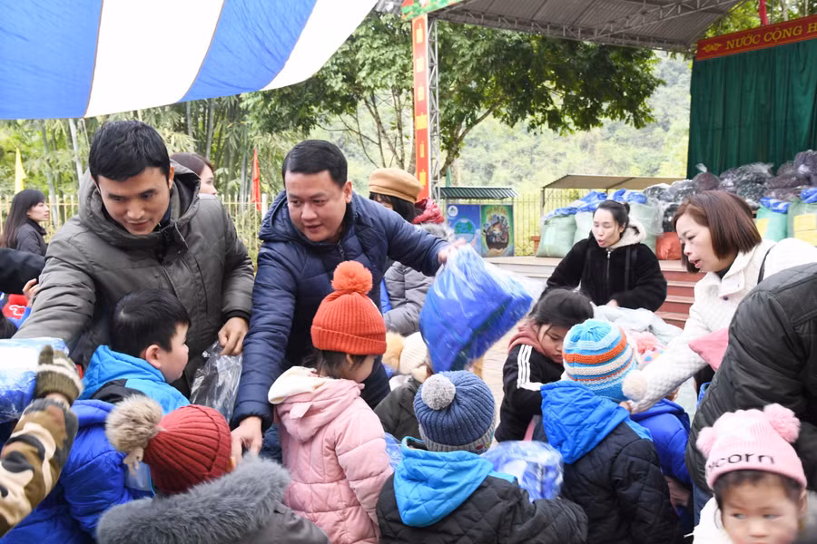 Đoàn thiện nguyện phát quà cho học sinh tại Trường Tiểu học&amp;THCS Chu Trinh, TP Cao Bằng.