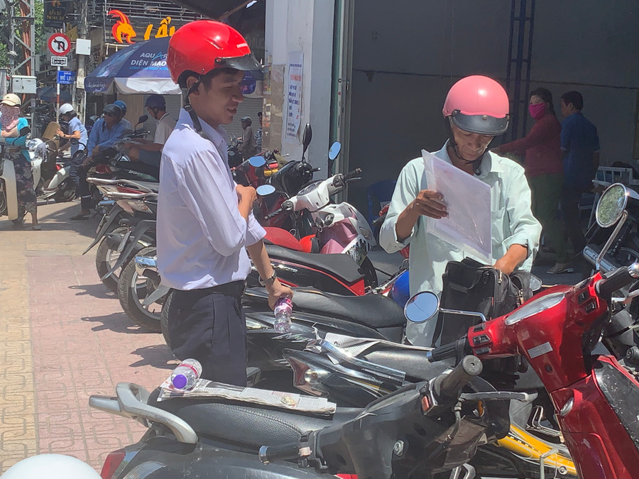 Nét mặt vui tươi của thí sinh sau khi làm xong bài thi Tiếng Anh.