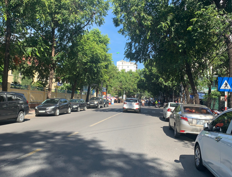 Ngay sát điểm thi trường Lý Tự Trọng ô tô đậu kín hai bên đường.