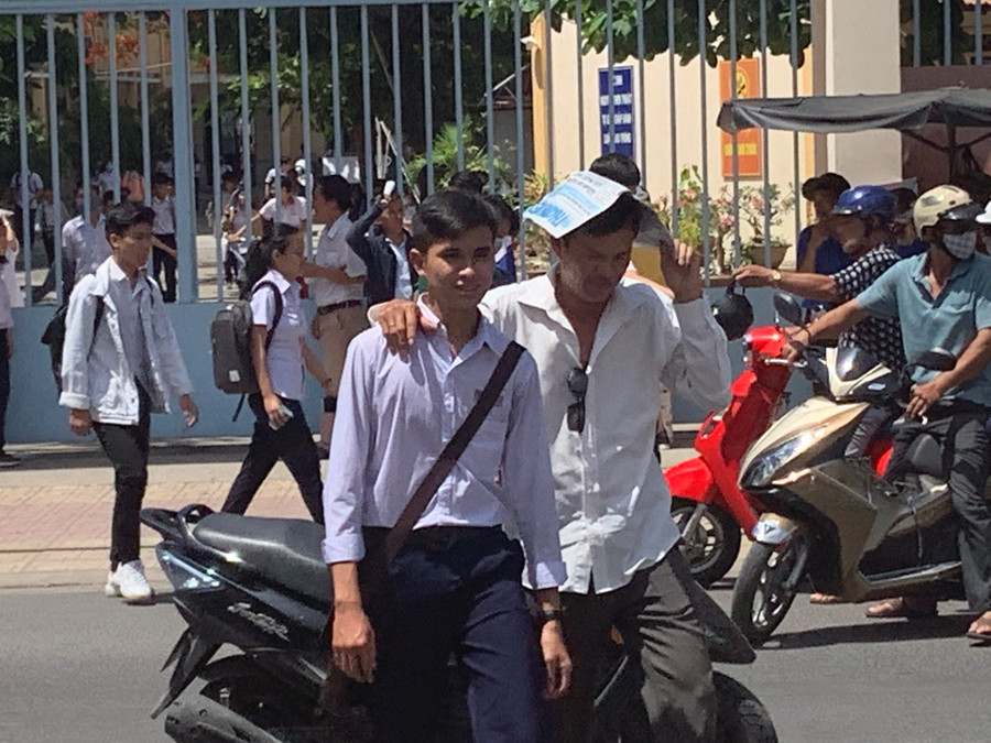 Nhiều thí sinh phấn khởi khi hoàn thành xong các bài thi sáng nay. Nhiều thí sinh phấn khởi khi hoàn thành xong các bài thi sáng nay.