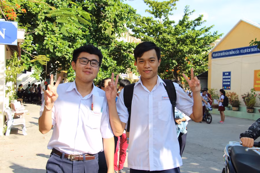 Vui vẻ khi thi xong môn Ngoại ngữ