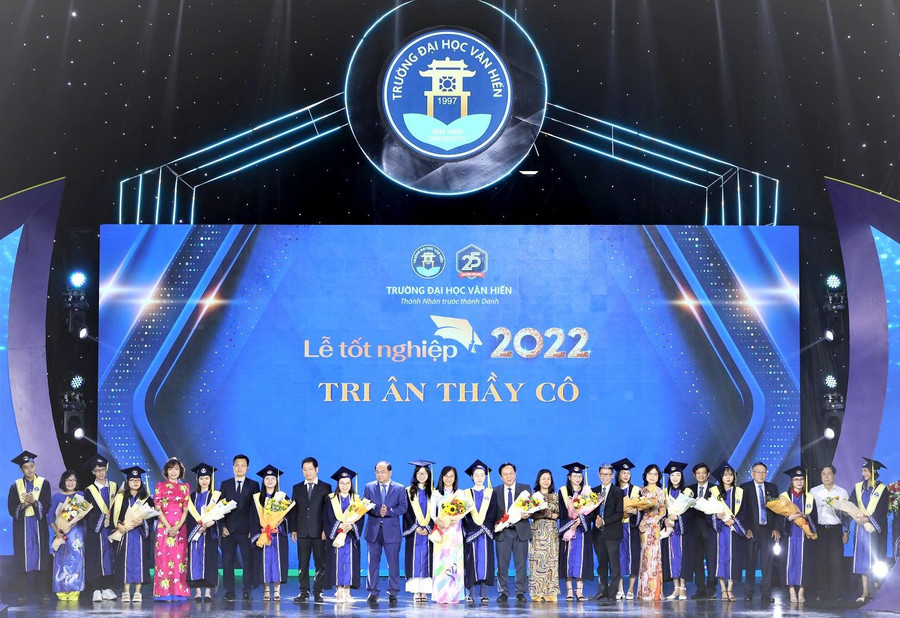 Đại diện các tân cử nhân, kỹ sư trao hoa tri ân thầy cô giáo nhân ngày Nhà giáo Việt Nam 20/11. Đại diện các tân cử nhân, kỹ sư trao hoa tri ân thầy cô giáo nhân ngày Nhà giáo Việt Nam 20/11.