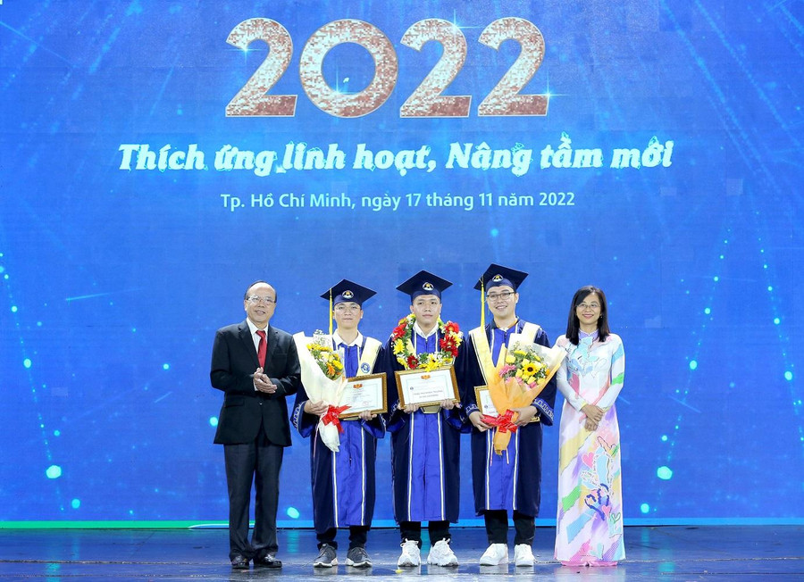 Đại diện Ban lãnh đạo Trường ĐH Văn Hiến trao bằng khen cho các thủ khoa. Đại diện Ban lãnh đạo Trường ĐH Văn Hiến trao bằng khen cho các thủ khoa.
