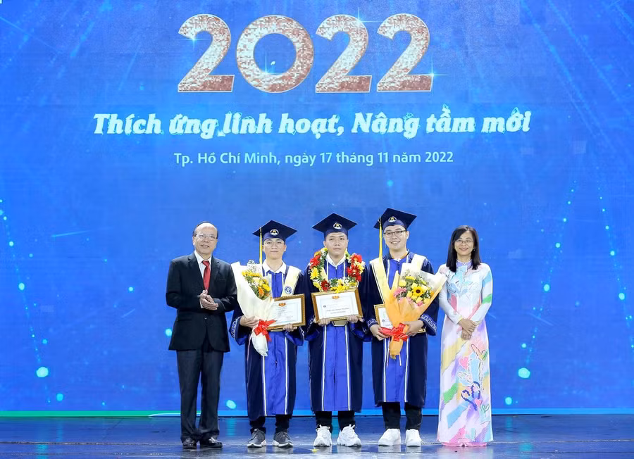 Đại diện Ban lãnh đạo Trường ĐH Văn Hiến trao bằng khen cho các thủ khoa.