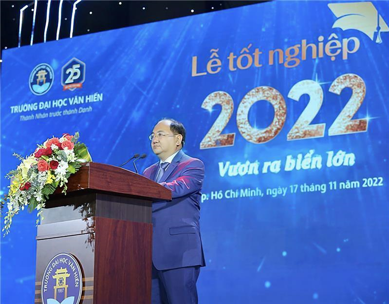 PGS.TS. Nguyễn Minh Đức – Hiệu trưởng phát biểu tại lễ tốt nghiệp. PGS.TS. Nguyễn Minh Đức – Hiệu trưởng phát biểu tại lễ tốt nghiệp.