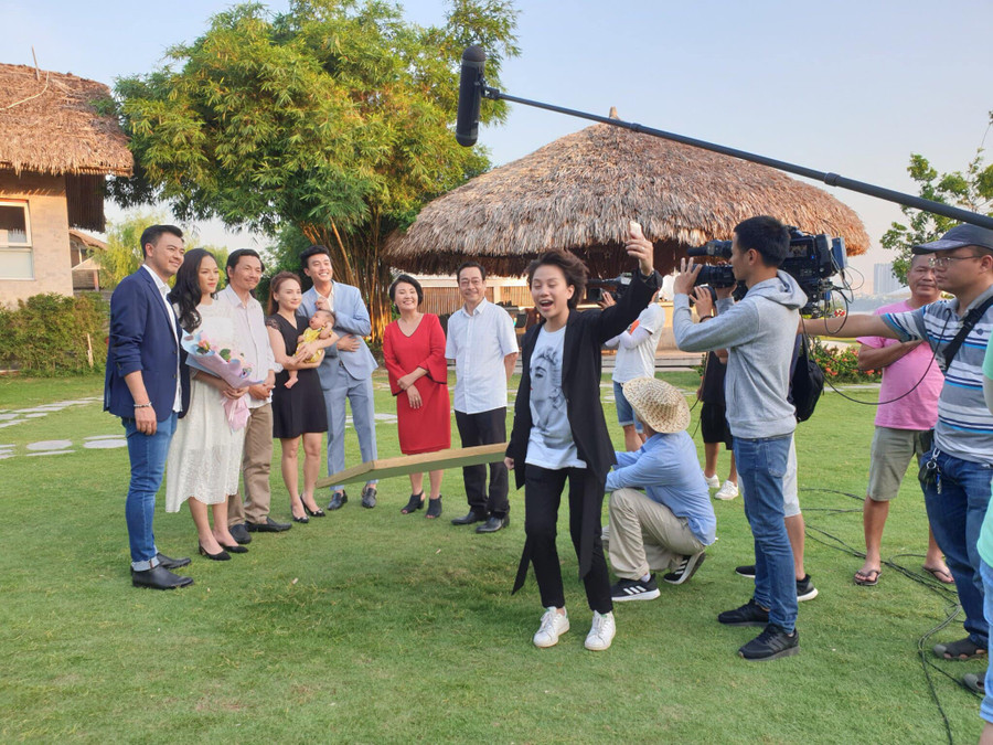 Một ảnh hậu trường của "Về nhà đi con" mới được đăng tải trên fanpage của bộ phim.