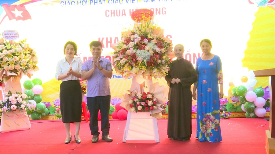 Lãnh đạo huyện Hoằng Hoá trao hoa chúc mừng. (Ảnh:NT).