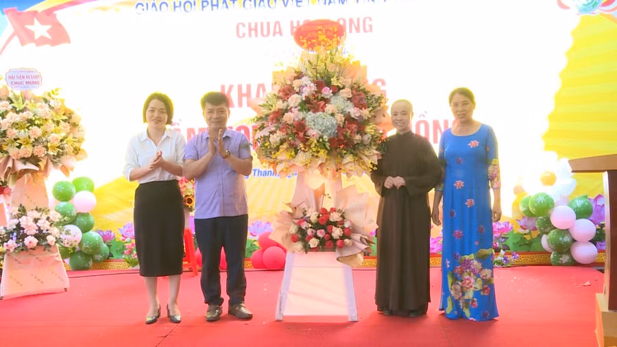 Lãnh đạo huyện Hoằng Hoá trao hoa chúc mừng. (Ảnh:NT).