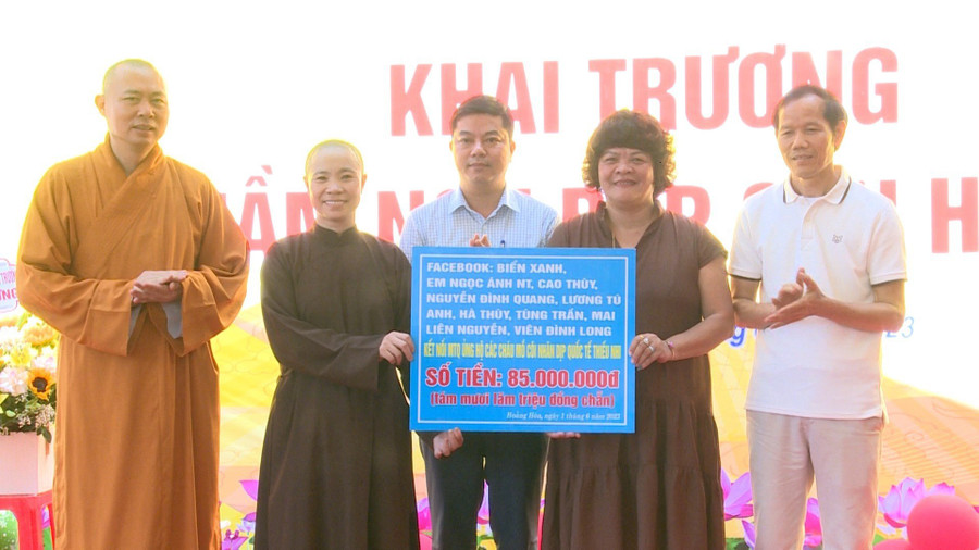 Đại diện nhà từ thiện trao quà cho các cháu mồ côi dịp 1/6. (Ảnh: NT)