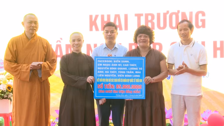 Đại diện nhà từ thiện trao quà cho các cháu mồ côi dịp 1/6. (Ảnh: NT)