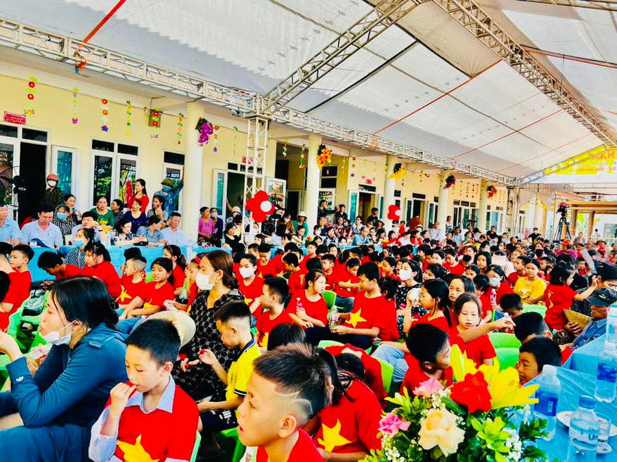 Hàng trăm trẻ mồ côi, có hoàn cảnh đặc biệt khó khăn trên địa bàn huyện Hoằng Hoá được nhận quà trong ngày khai trương Mầm non Búp Sen Hồng. (Ảnh: NT)