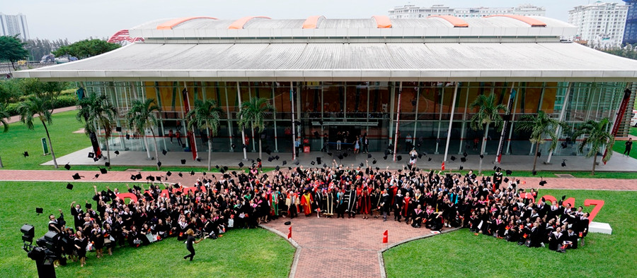 sinh viên tốt nghiệp chụp ảnh kỉ niệm