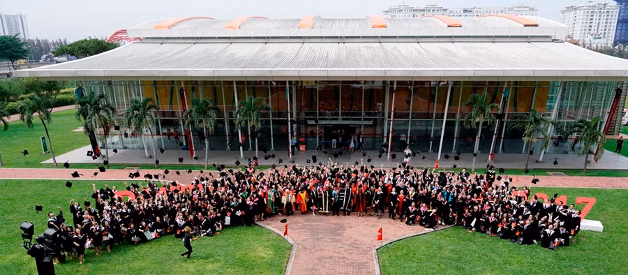 sinh viên tốt nghiệp chụp ảnh kỉ niệm