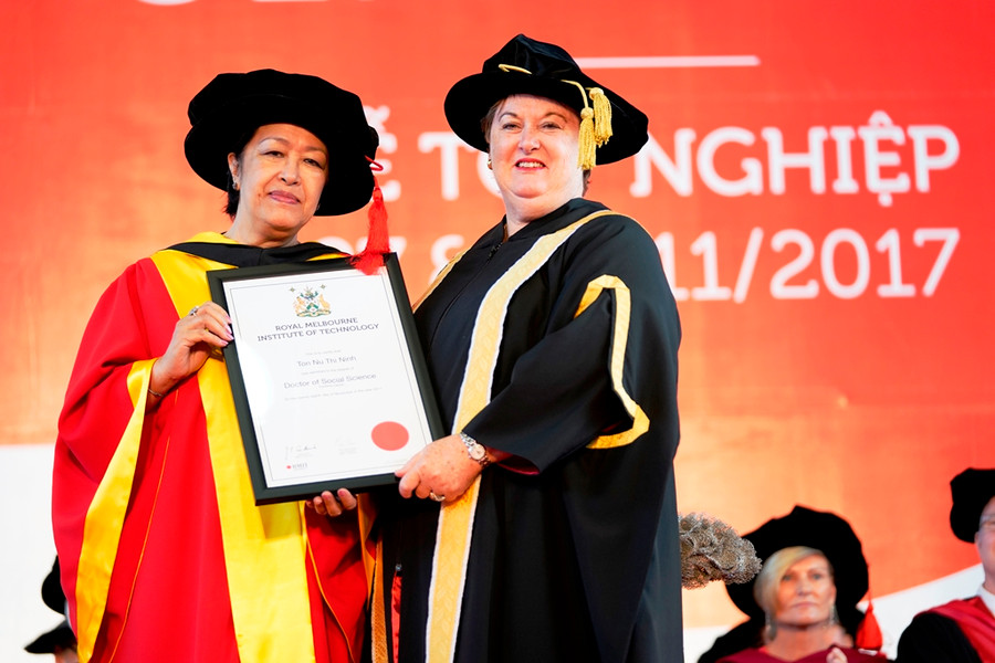 Bà Tôn Nữ Thị Ninh nhận bằng Tiến sĩ danh dự