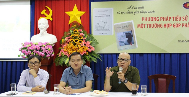 Các tác giả sách đang trao đổi, giới thiệu đến độc giả, khách mời những điểm đặc biệt trong hai quyển sách