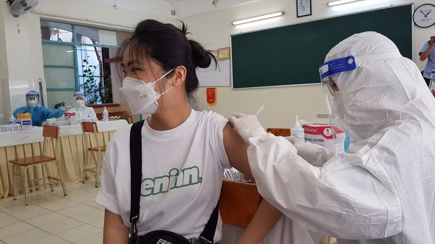 TPHCM đang quyết tâm phủ kín 2 mũi vắc xin cho toàn bộ học sinh TP