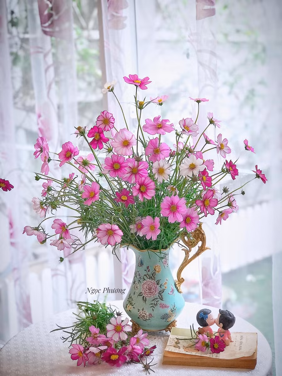 Hai bạn ấy toàn tranh thủ hun nhau dưới bóng hoa.