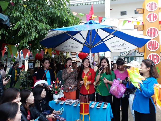 Không gian bài chòi – di sản văn hóa phi vật thể của nhân loại, được tái hiện tại gian hàng trường Tiểu học Phan Phu Tiên.